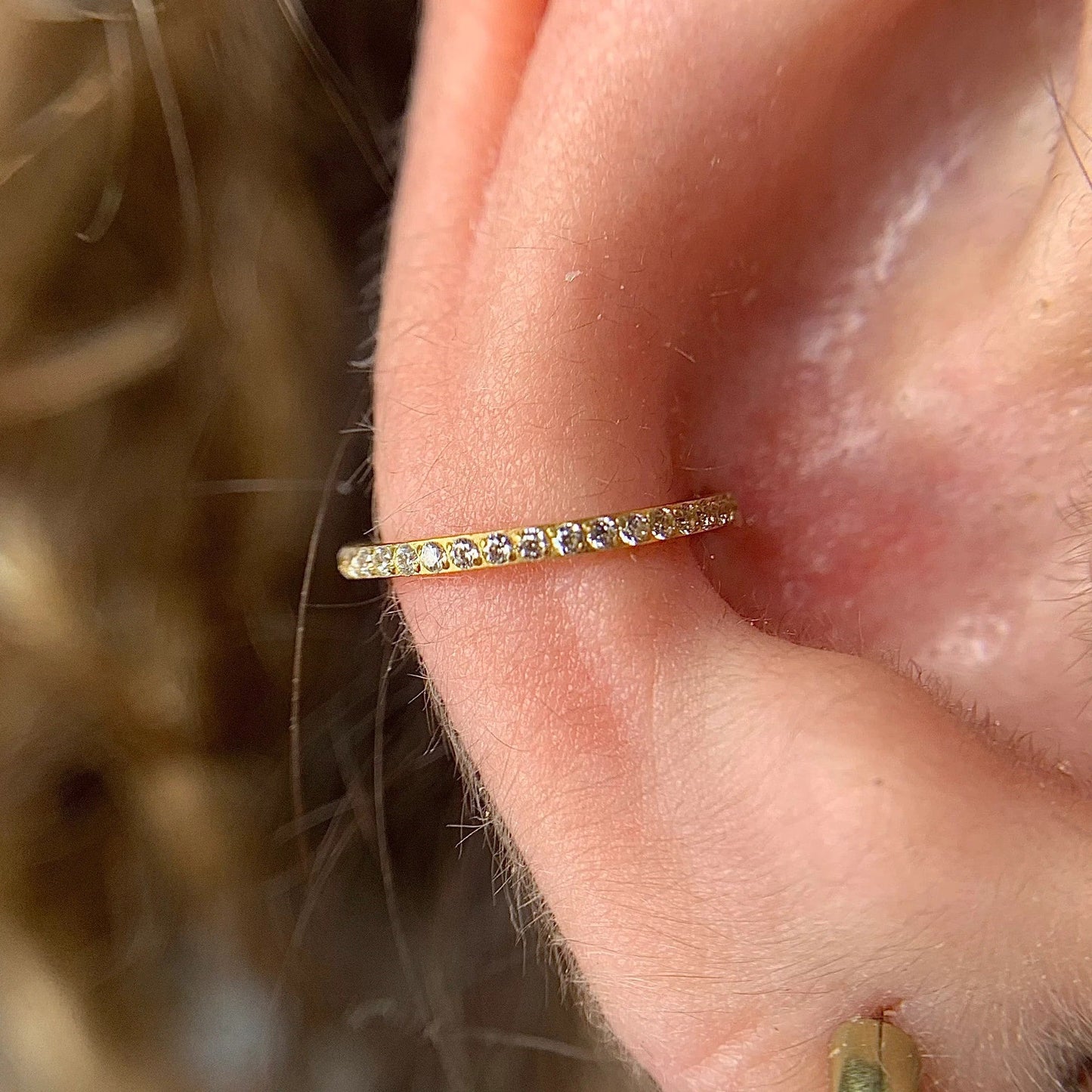 argola com zircónias - piercing conch