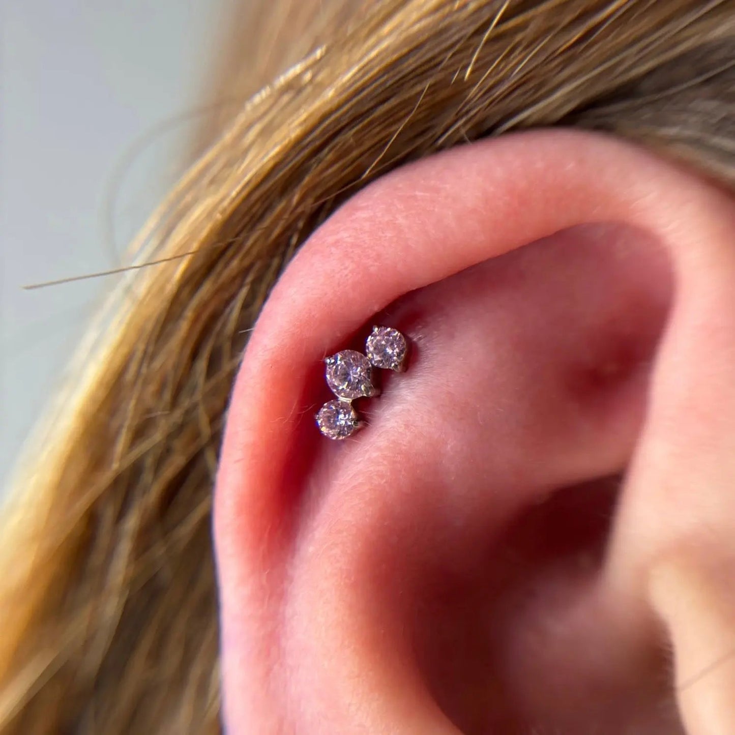 Piercing Hélix com Zircónias