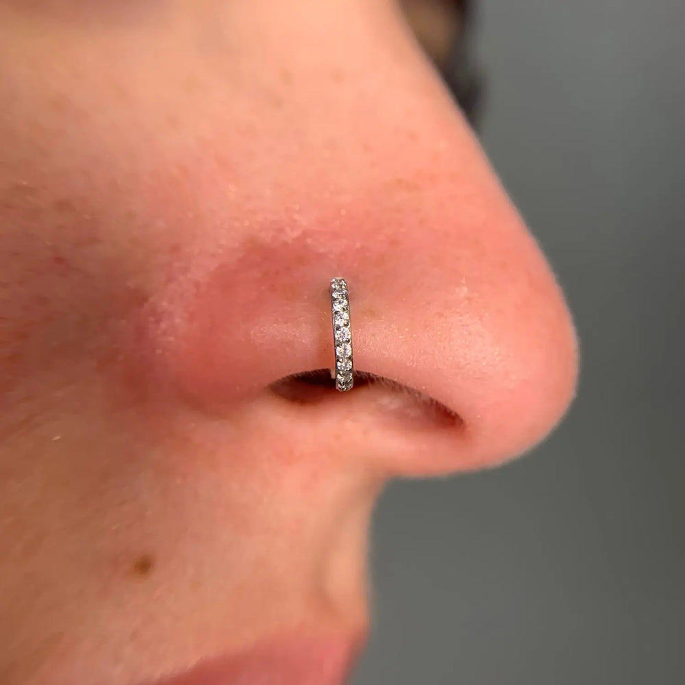 Argola c/ Zircónias Laterais Clicker Titânio ASTM Piercepective