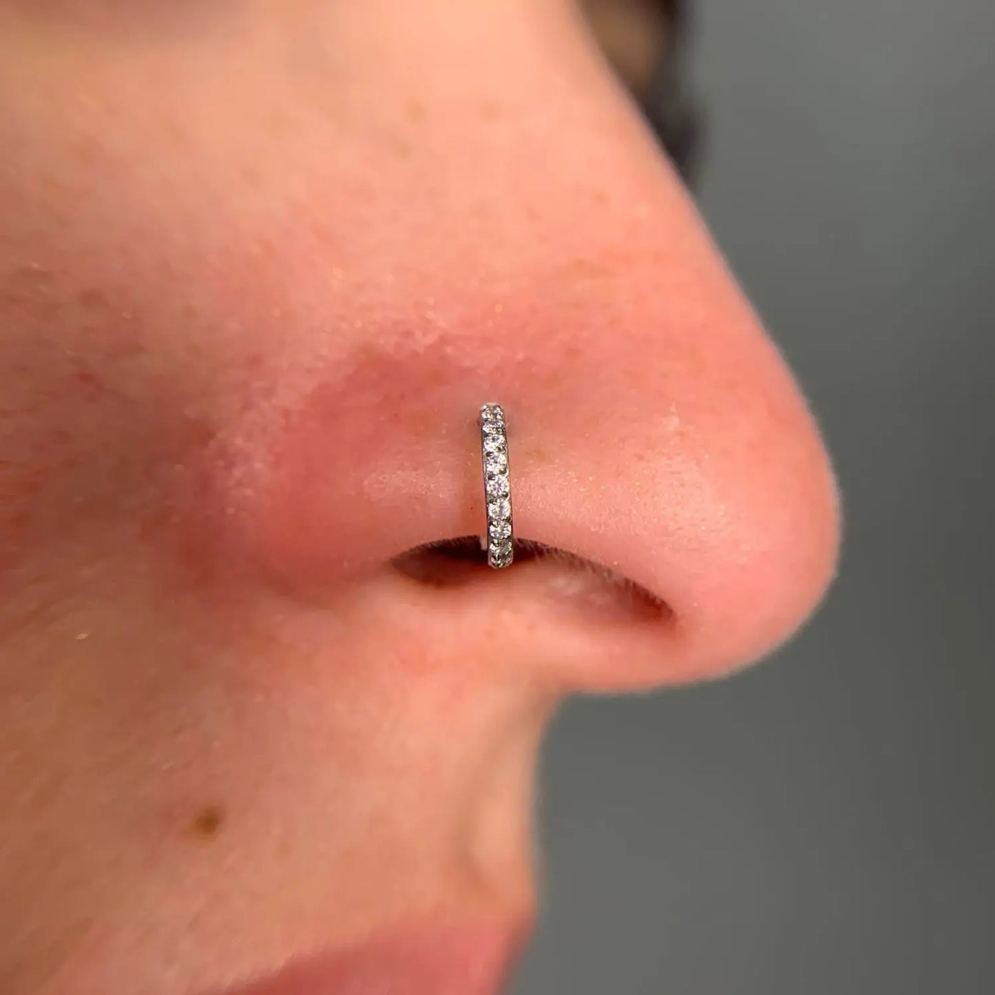 Argola c/ Zircónias Laterais Clicker Titânio ASTM Piercepective