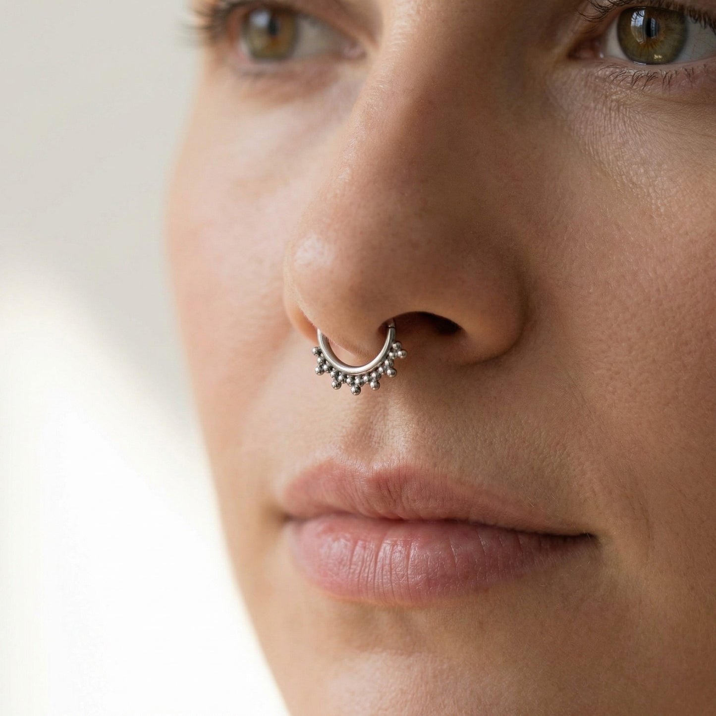 ARGOLA COM TRINITYS EM TITANIO