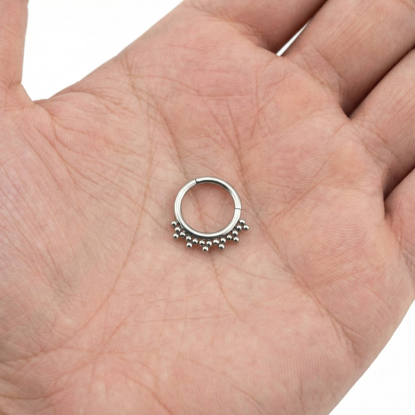 
                  
                    ARGOLA COM TRINITYS EM TITANIO
                  
                