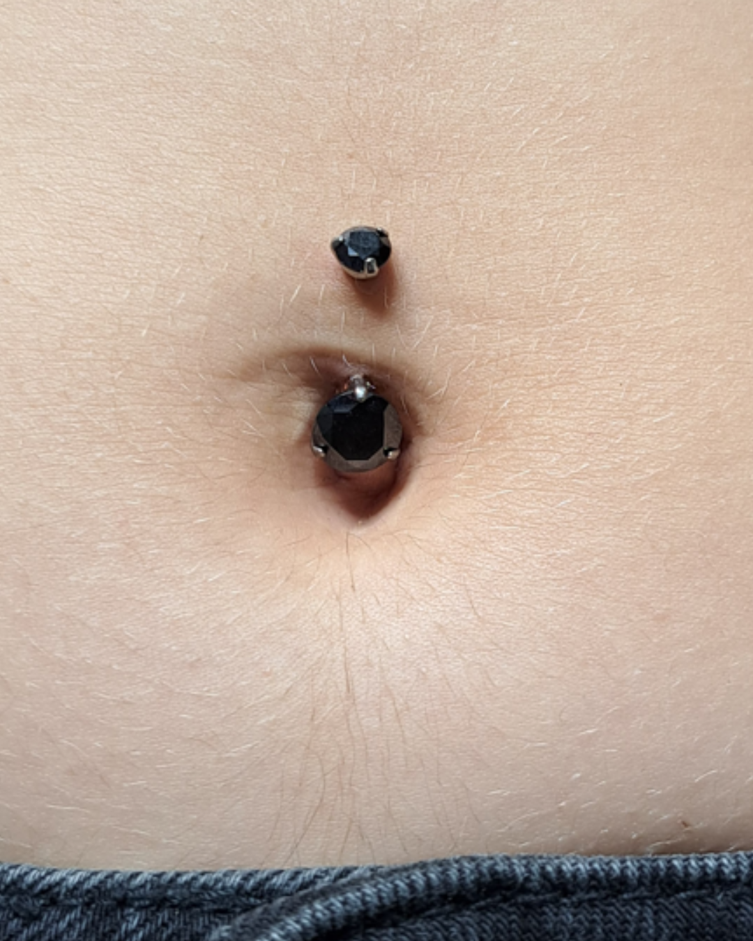 
                  
                    Navelpiercing med zirconia stopper intern tråd titanium astm
                  
                