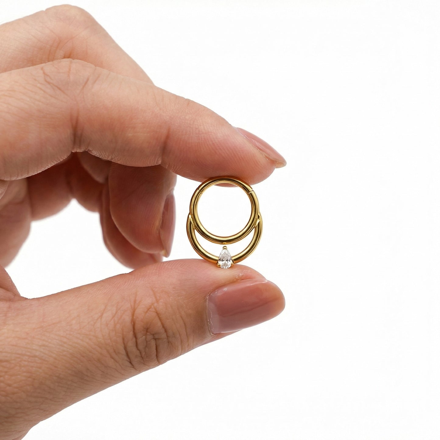 
                  
                    Anillo Doble con Circonita Gota – Clicker Titanio PVD Oro
                  
                