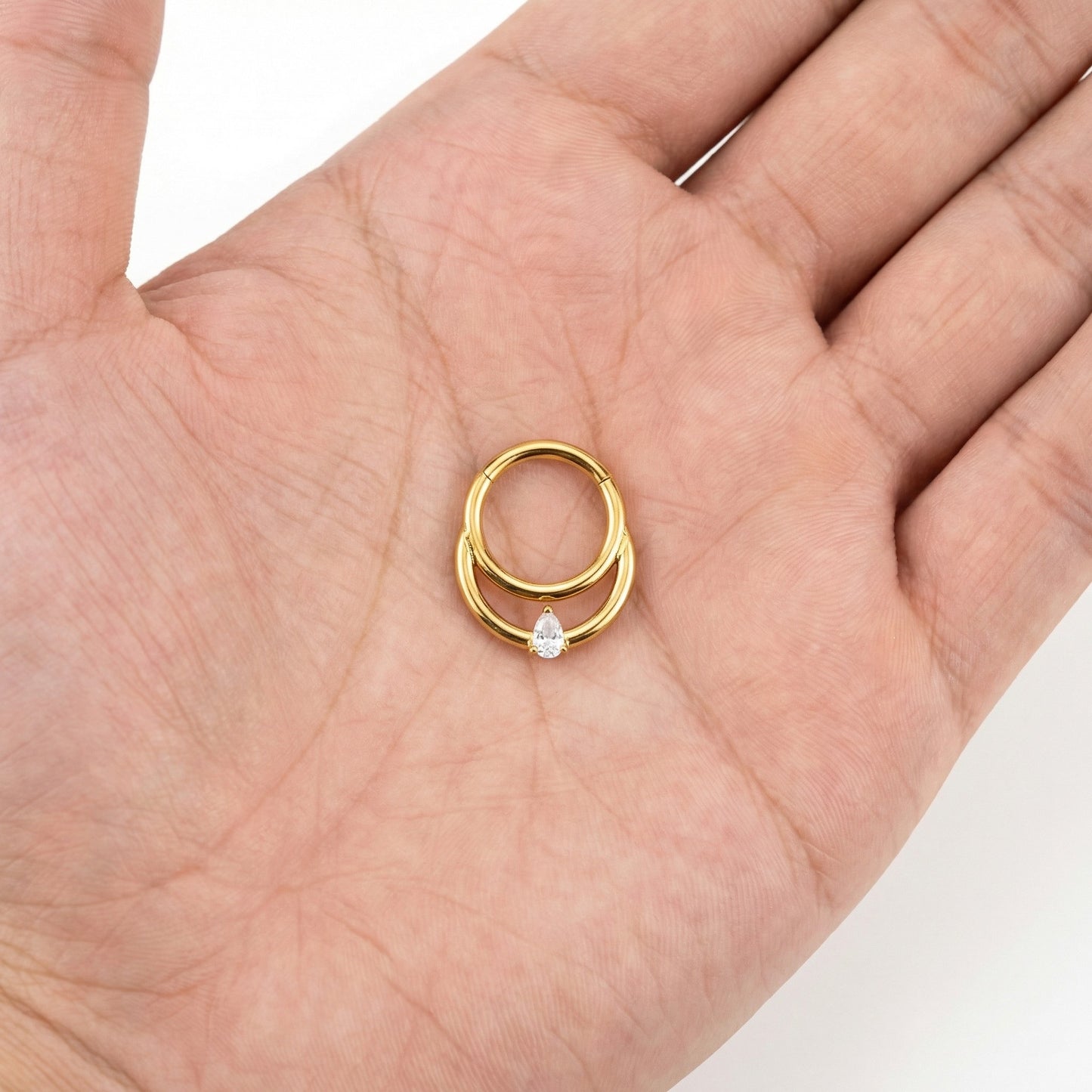 
                  
                    Anillo Doble con Circonita Gota – Clicker Titanio PVD Oro
                  
                