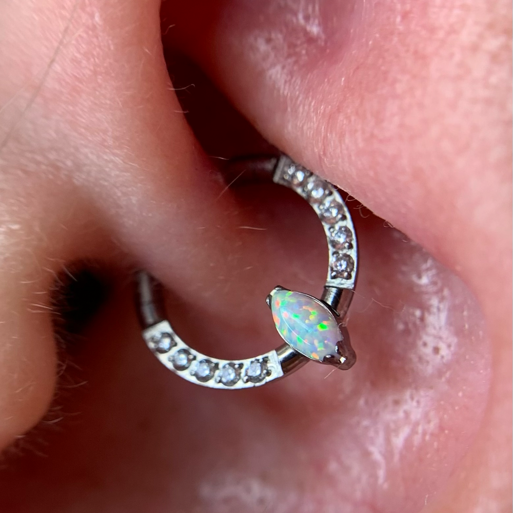 
                  
                    Argola com Opala Marquise – Clicker Titânio ASTM
                  
                