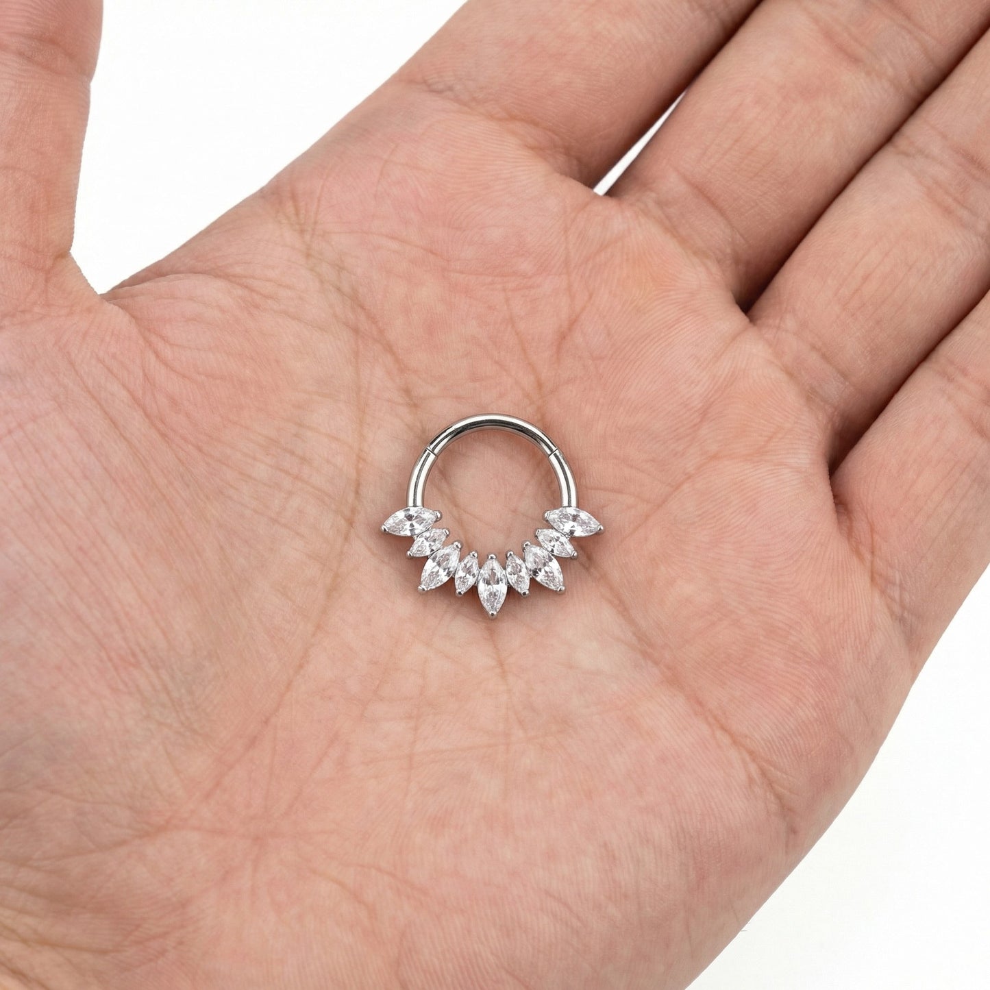 
                  
                    Argola com zircónias marquise titanio
                  
                