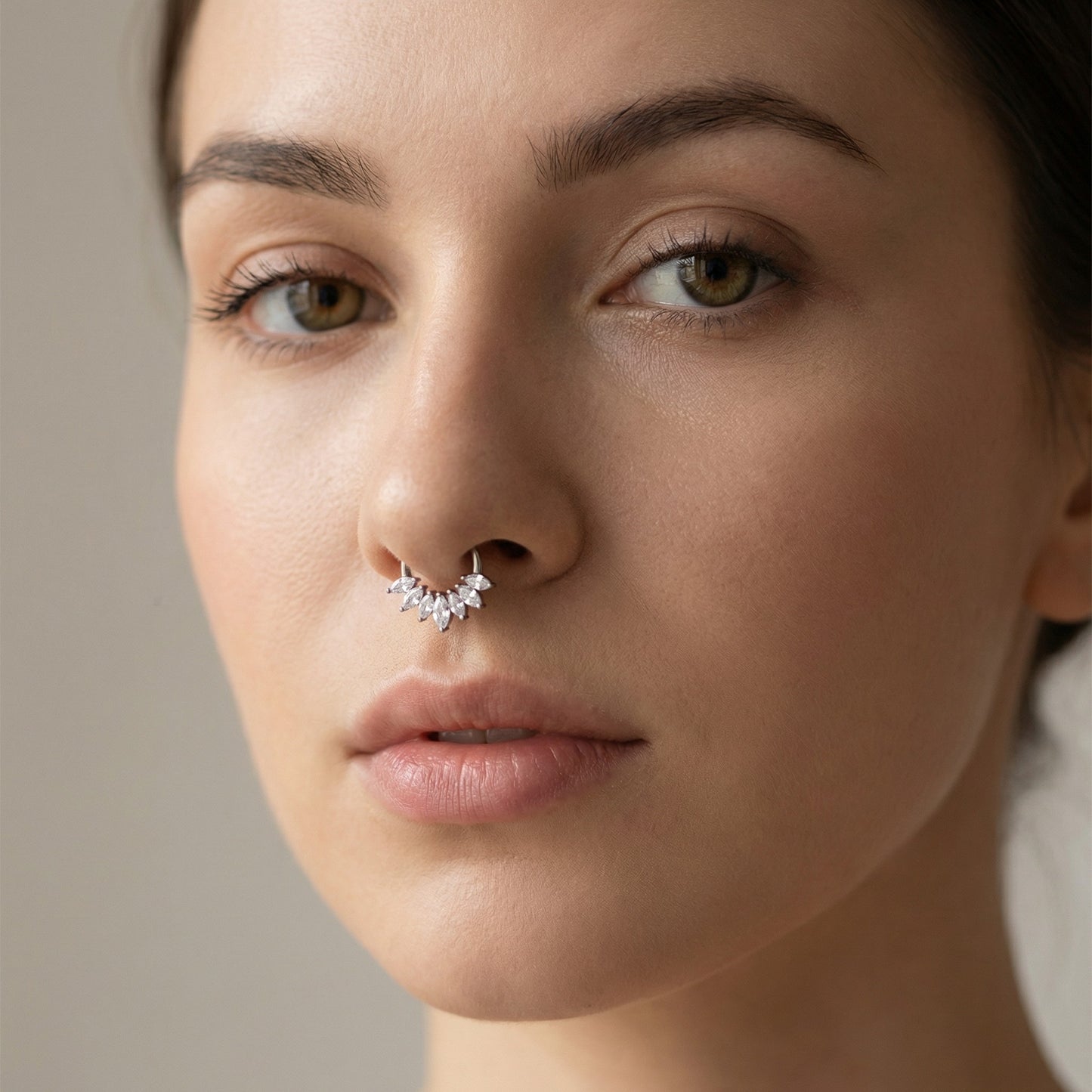 Argola com zircónias marquise titanio