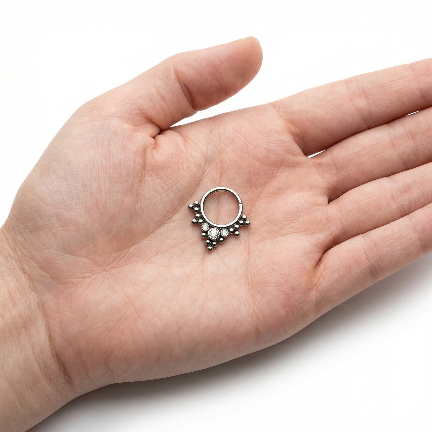 
                  
                    Ring med 3 Zirconias och Trinitys - Clicker - Titan ASTM-F136
                  
                