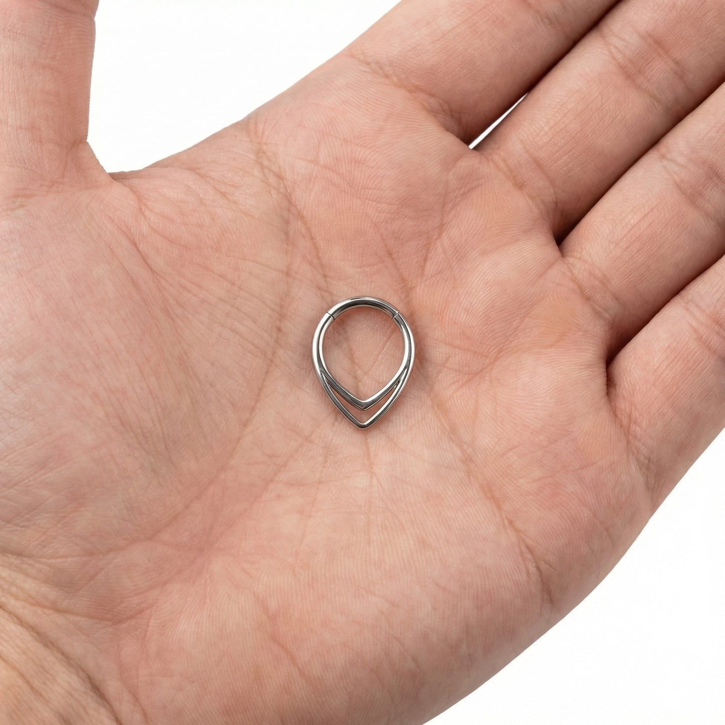 
                  
                    Argola Gota Dupla em titanio
                  
                