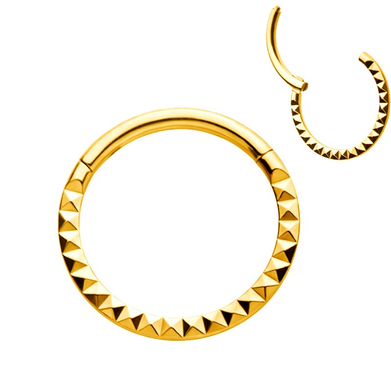 Argola Texturada c/ Quadrados Clicker Titânio ASTM PVD Gold