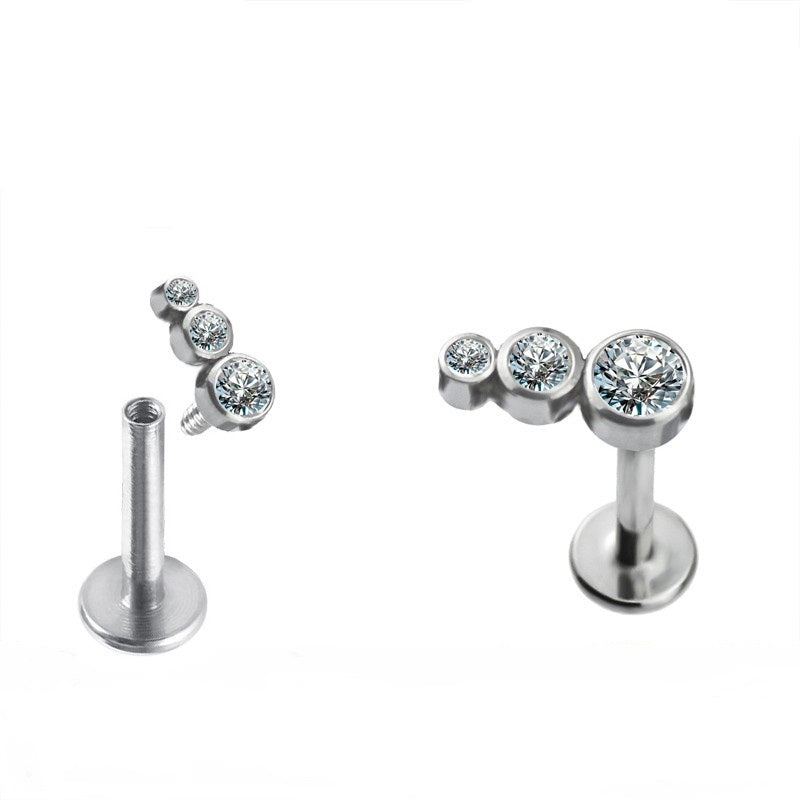 Labret avec 3 Zirconias en ligne descendante en Titane avec filetage interne