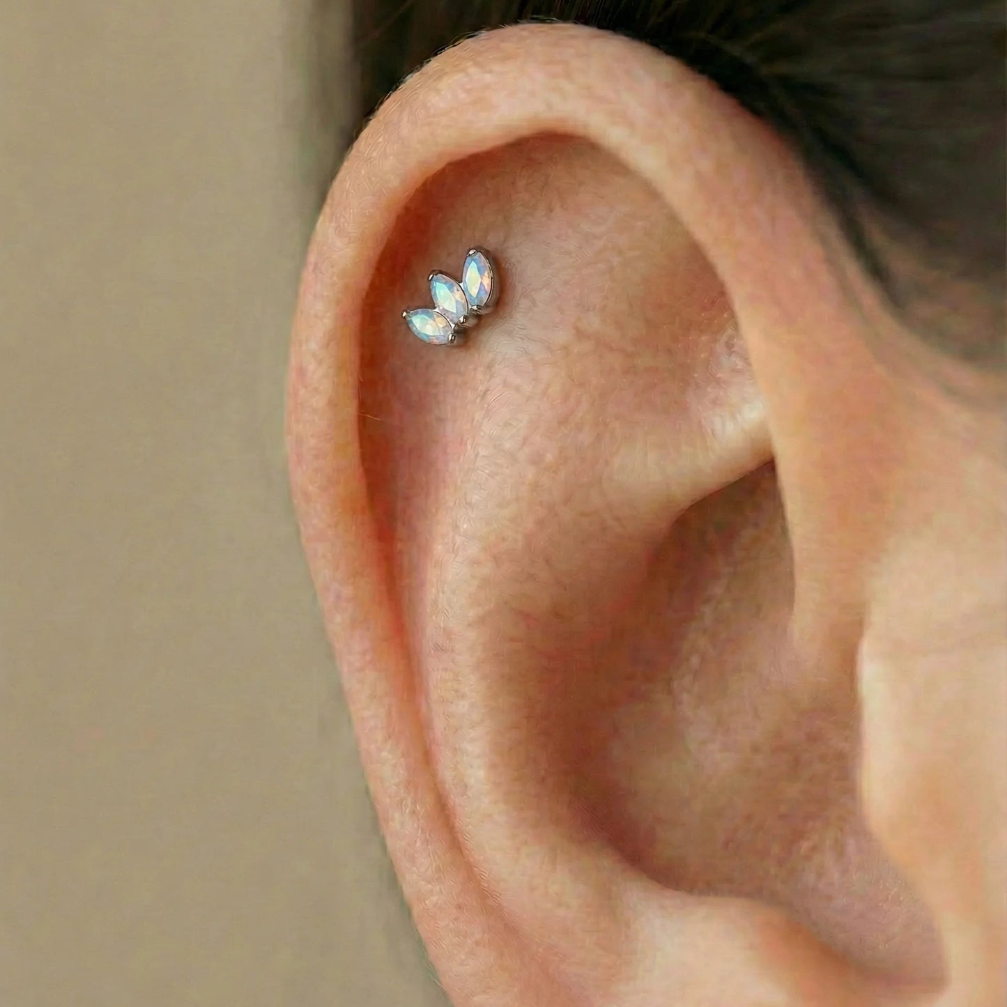 
                  
                    Labret 3 Zirconias Marquise AURORA BOREAL , piercing helix.
                  
                