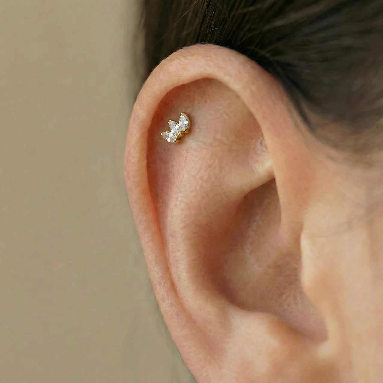 labret com 3 zircónias marquise brancas em pvd gold, piercing helix.