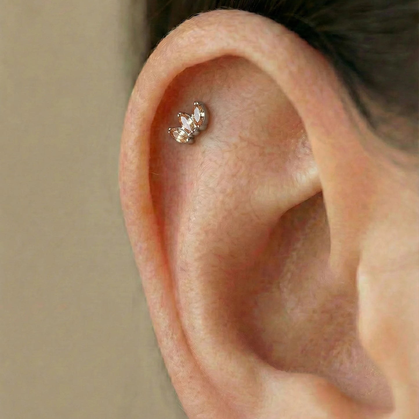 
                  
                    Labret com zircónias marquise em cor champanhe , piercing helix.
                  
                