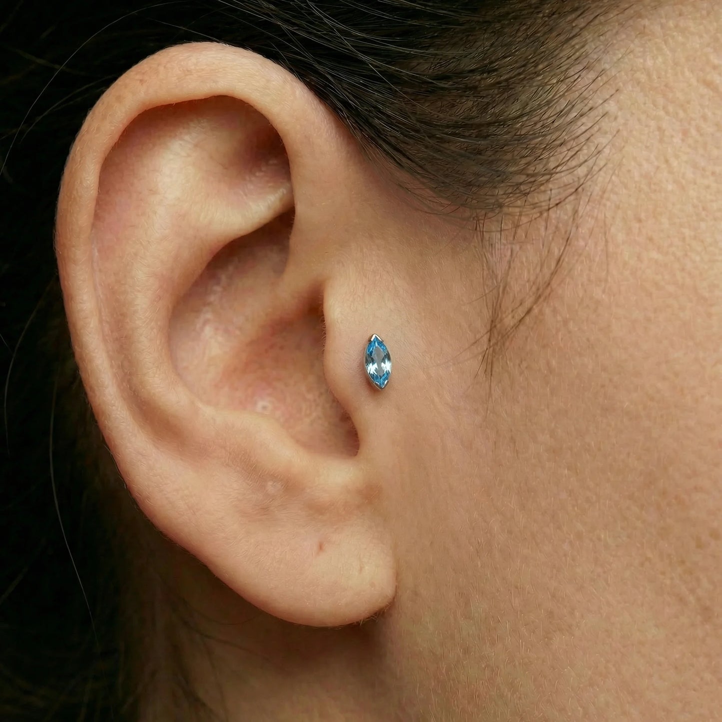 
                  
                    Labret c/ Zircónia Marquise azul, piercing tragus
                  
                