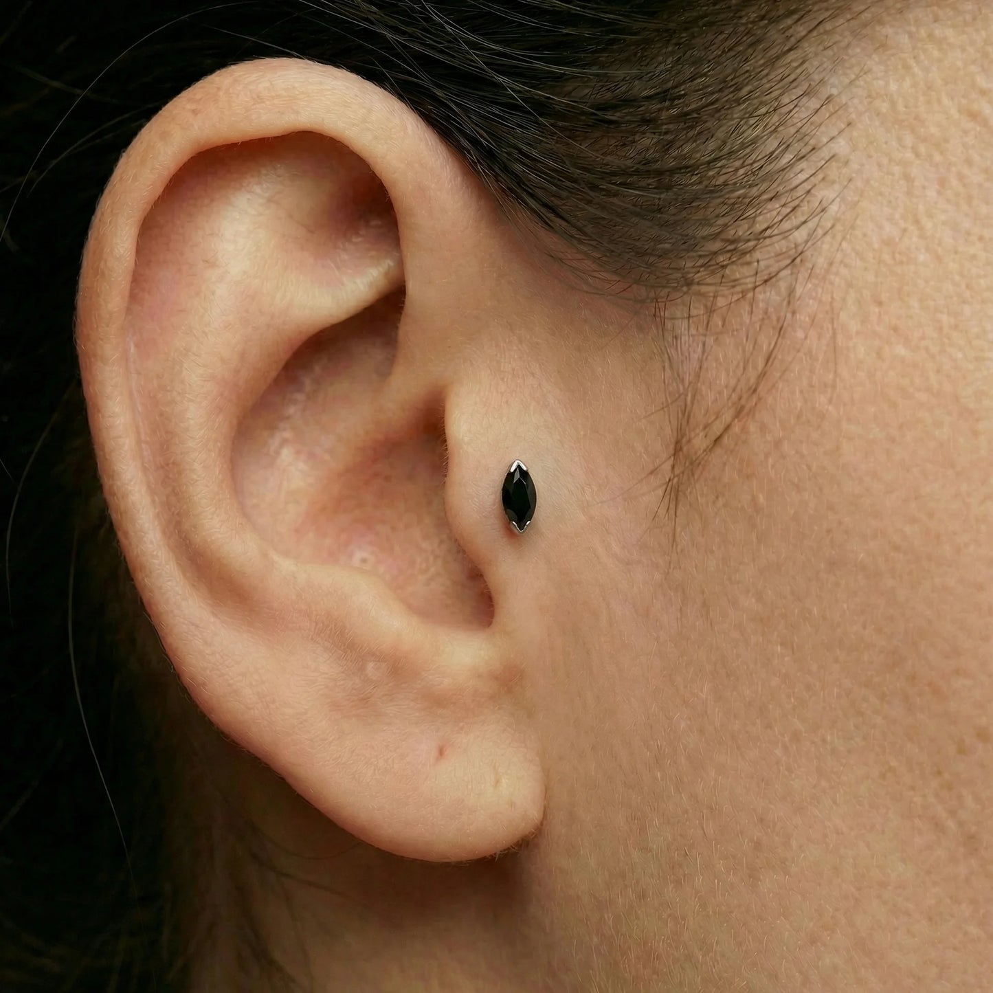 
                  
                    Labret c/ Zircónia Marquise preta, piercing tragus
                  
                