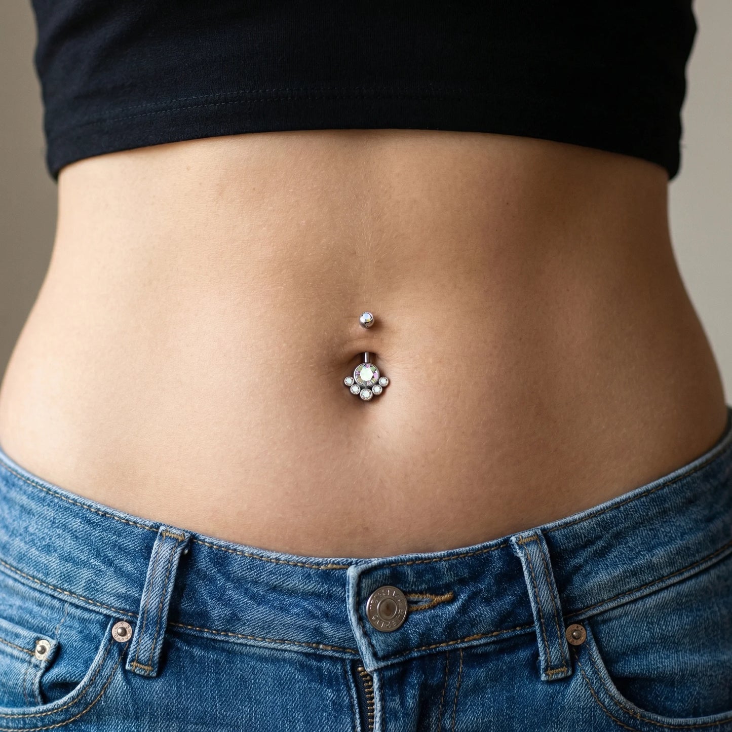 
                  
                    Piercing para Umbigo c/ Cluster 6 Zircónias – Rosca Interna Titânio
                  
                