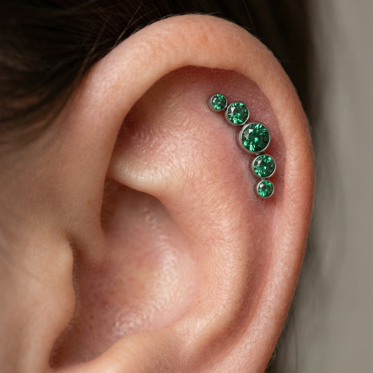 piercing hélix zircónia esmeralda