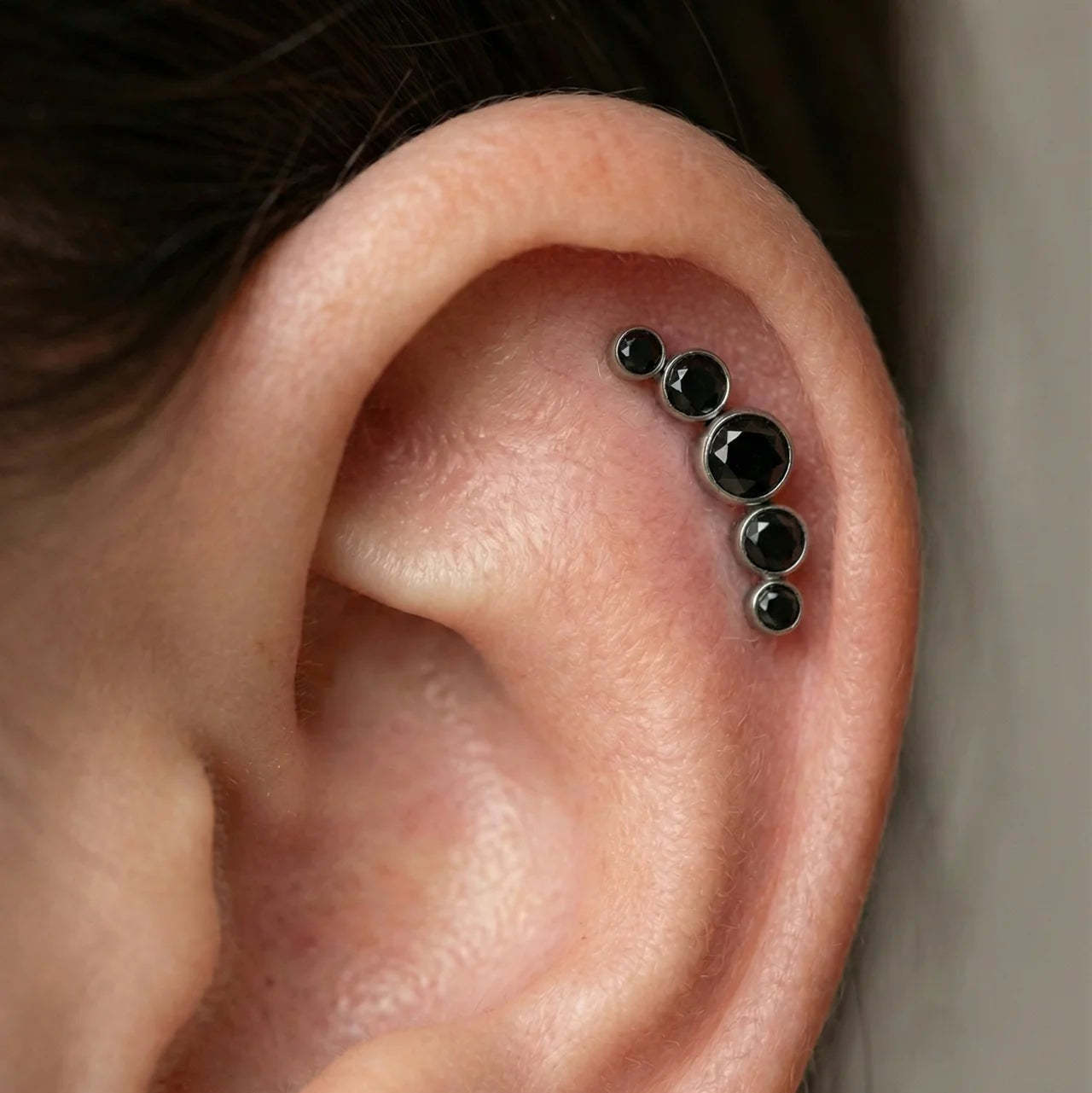 
                  
                    Topo de labret Cluster 5 Zircónias em black
                  
                