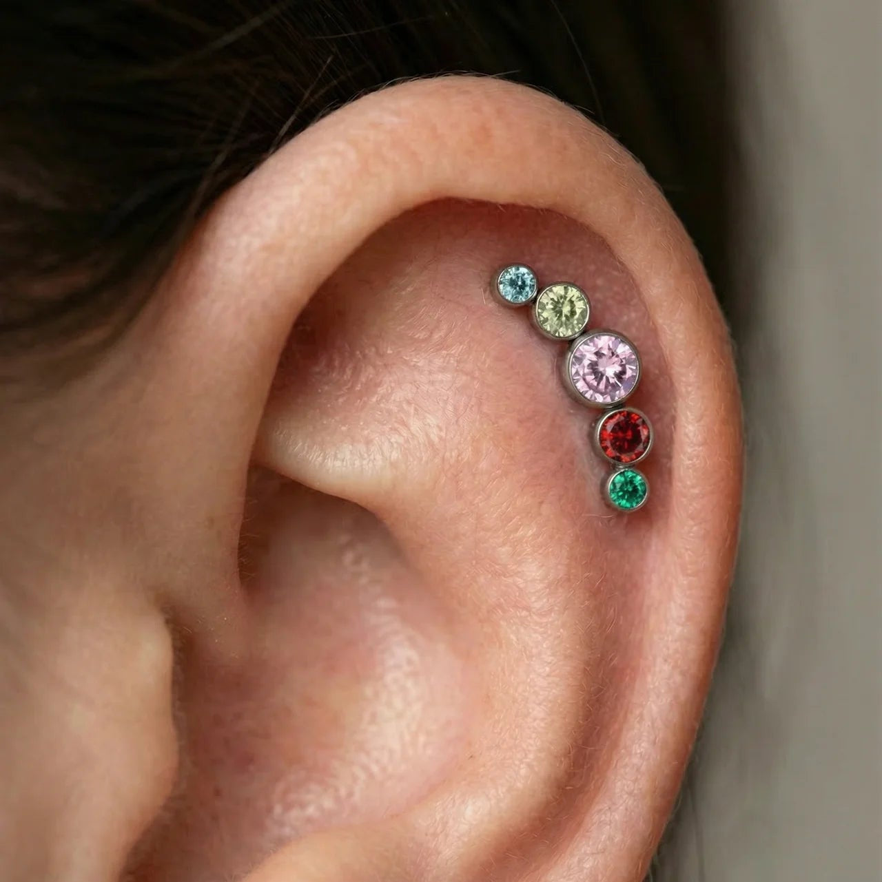 
                  
                    Topo de labret Cluster 5 Zircónias multi color
                  
                