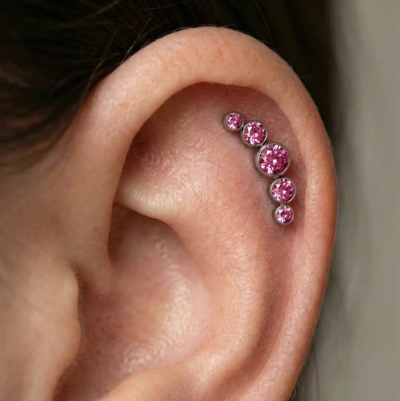 
                  
                    Topo de labret Cluster 5 Zircónias em pink
                  
                