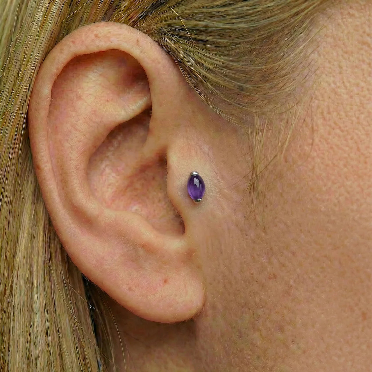 
                  
                    Topo Pedra Marquise ametista, piercing tragus.
                  
                