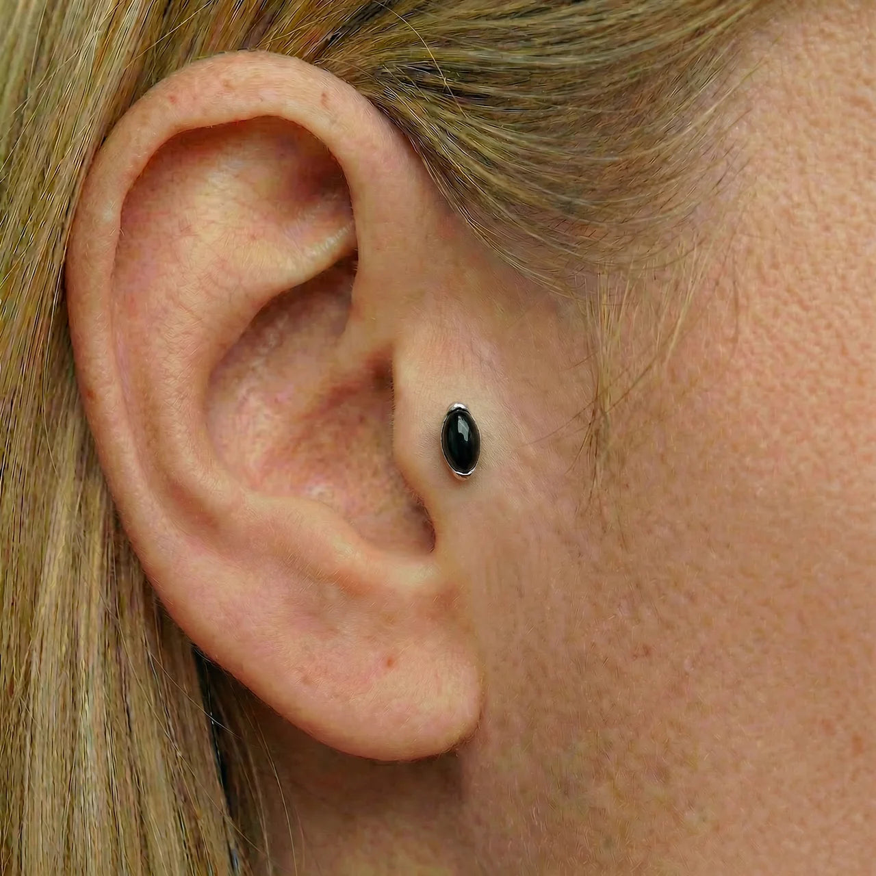 
                  
                    Topo Pedra Marquise black, piercing tragus.
                  
                