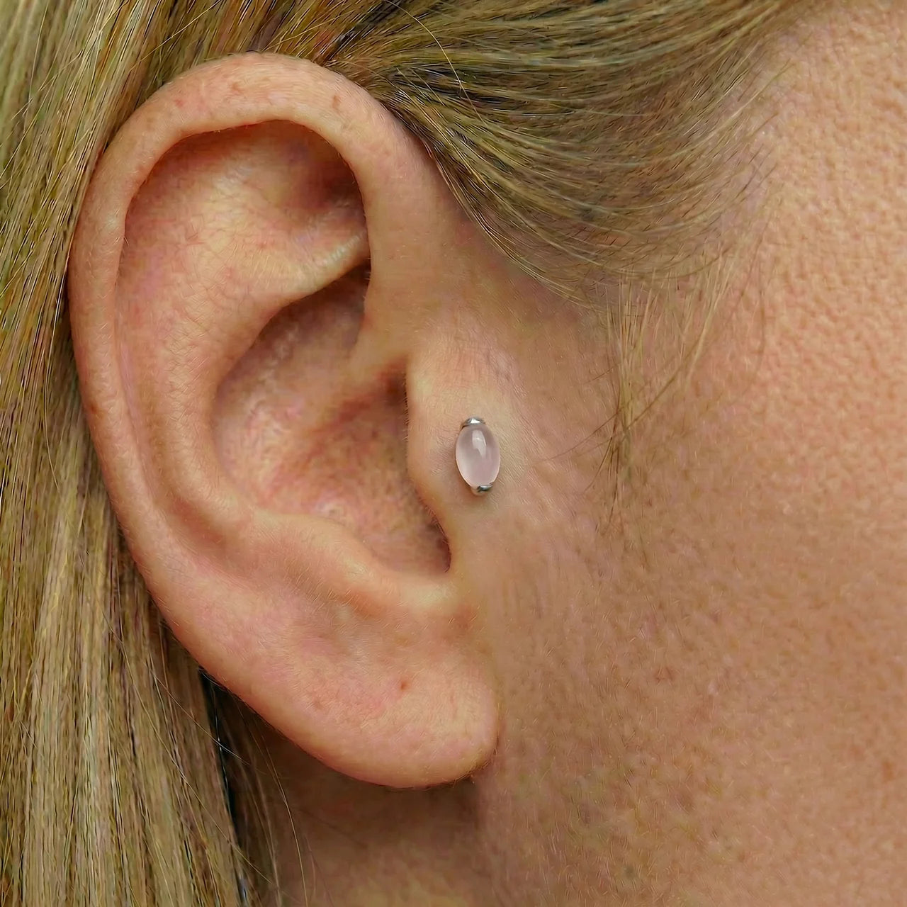 
                  
                    Topo Pedra Marquise quartzo rosa, piercing tragus.
                  
                
