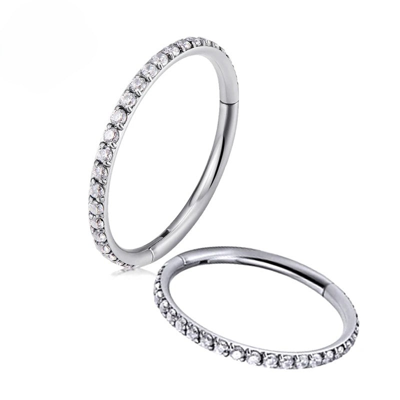 Anillo con Circonita Lateral – Clicker ASTM Titanio