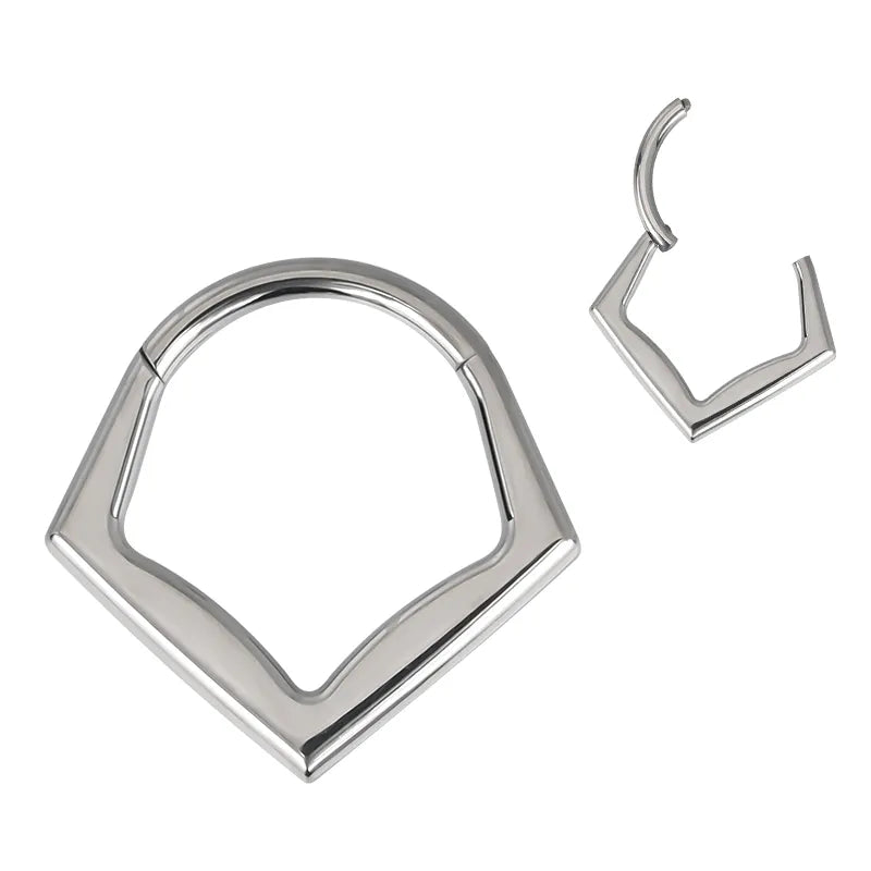 Anillo chevron de titanio con cierre clicker para septo, daith, helix o concha