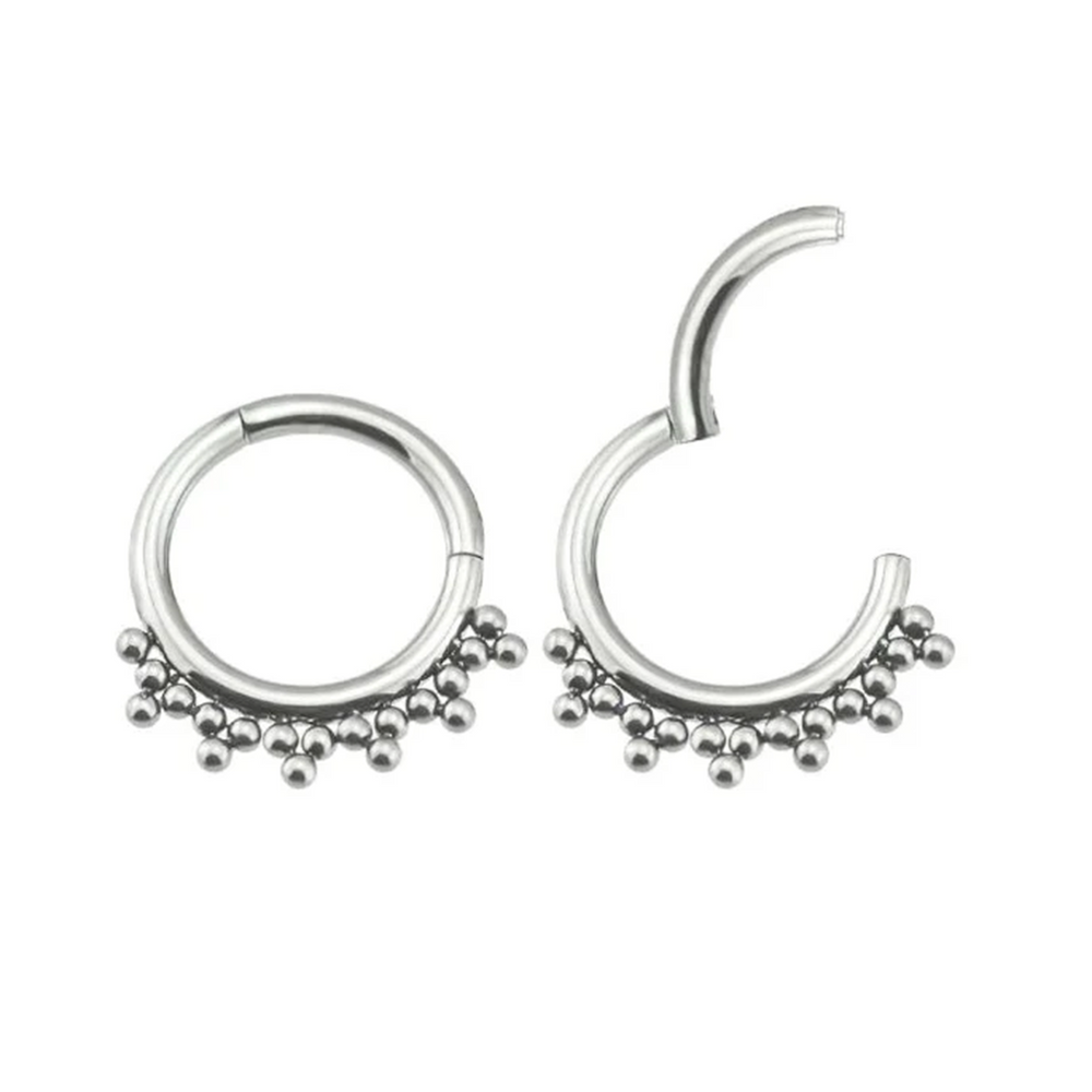 Argola com detalhes de pequenas esferas em titânio – clicker para septo, daith ou hélix