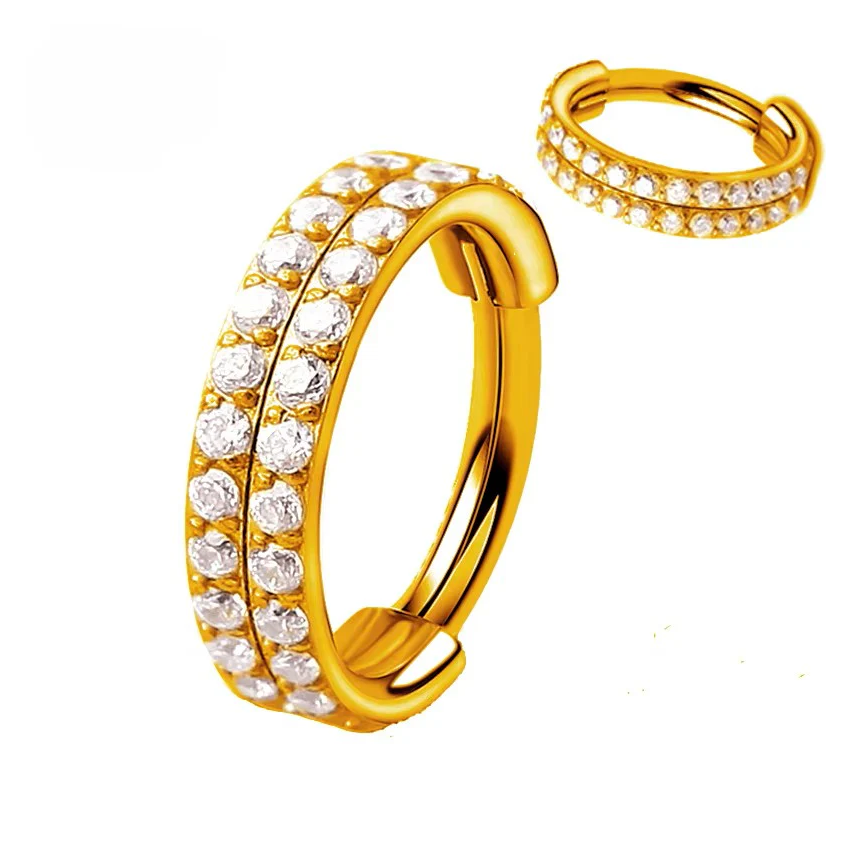 Argola dupla com zircónias cravejadas, titânio ASTM dourado com acabamento PVD e fecho clicker