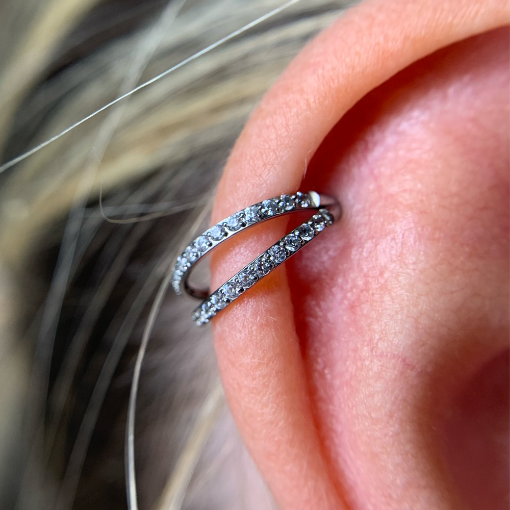 Argola dupla com zircónias aplicada no hélix da orelha – encaixe confortável e elegante