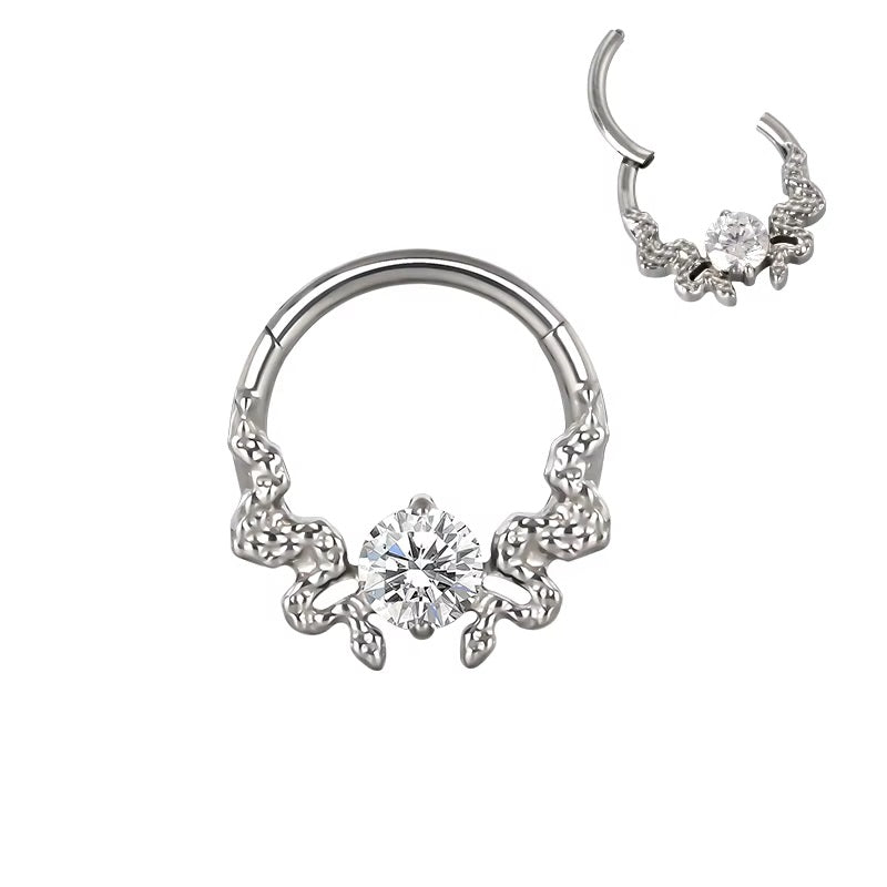 Argola Clicker em Titânio com Zircónia Central e Design de Cobras – Hipoalergênica