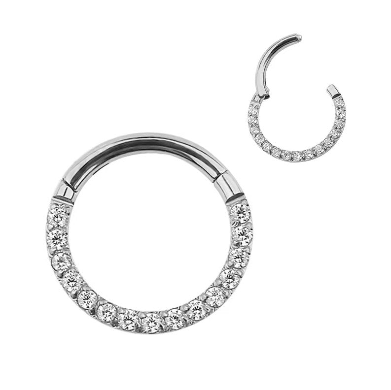 Argola com zircónias brancas e fecho clicker em titânio – ideal para septo, hélix ou tragus