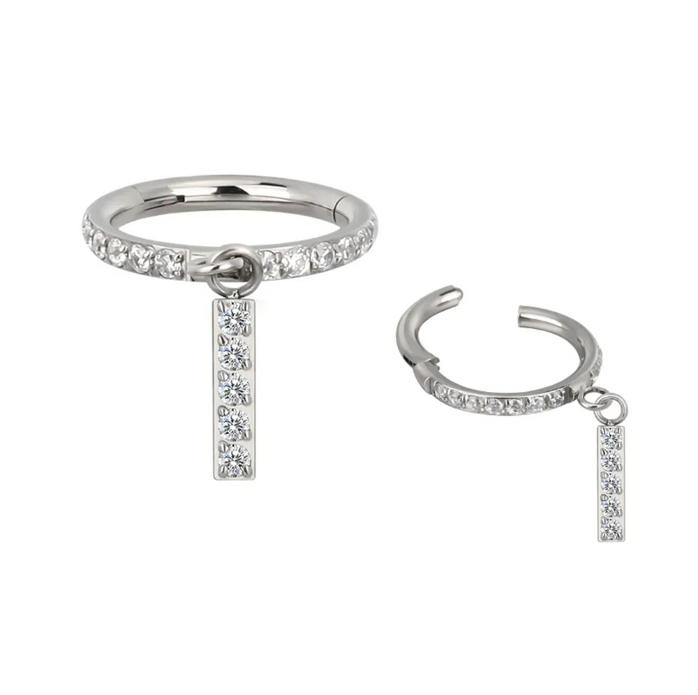 Argola com zircónias e pendente vertical em titânio ASTM – ideal para hélix ou lóbulo