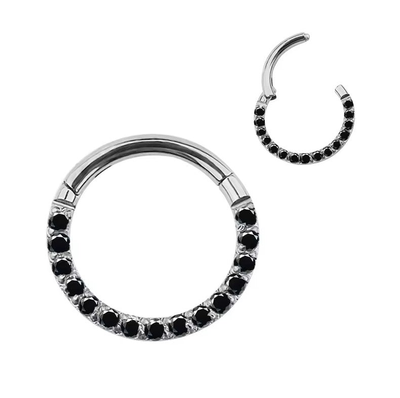 Argola com zircónias pretas e fecho clicker em titânio – ideal para septo, hélix ou tragus