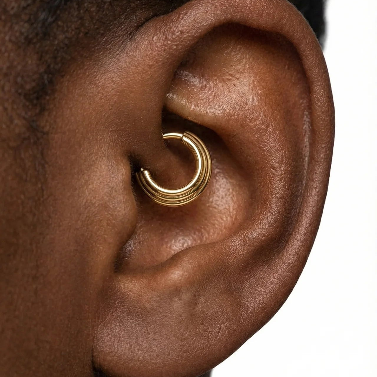 
                  
                    Argola de Três Camadas – Clicker em Titânio PVD Gold
                  
                