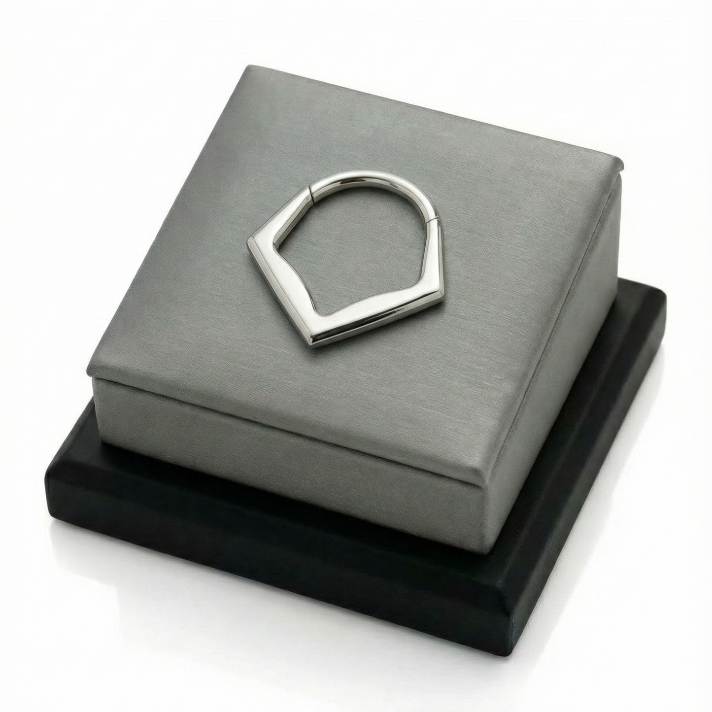 
                  
                    argola chevron titanio
                  
                