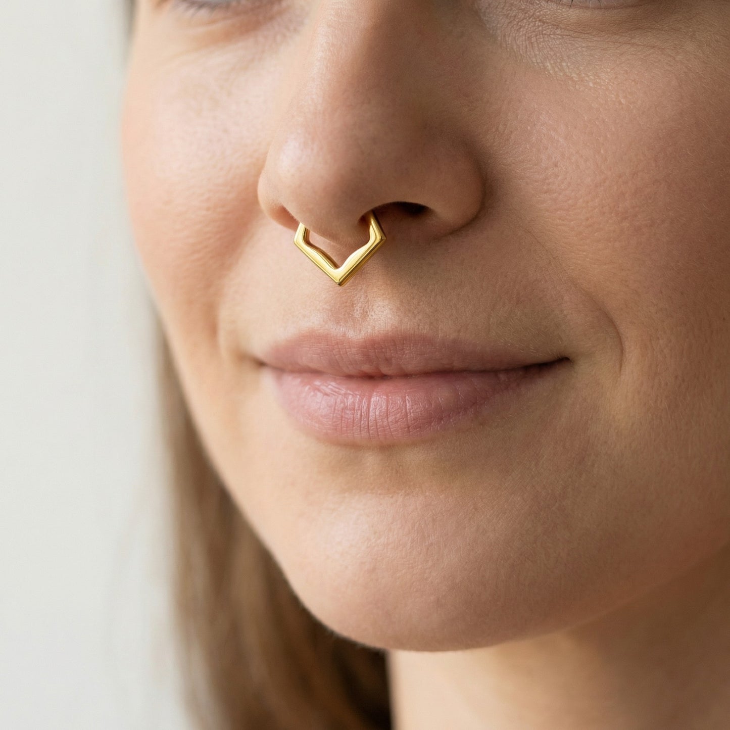 argola chevron titanio pvd gold