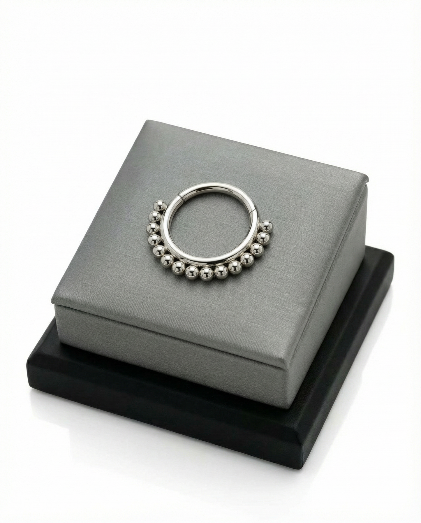 
                  
                    Argola com Missangas – Clicker Titânio
                  
                