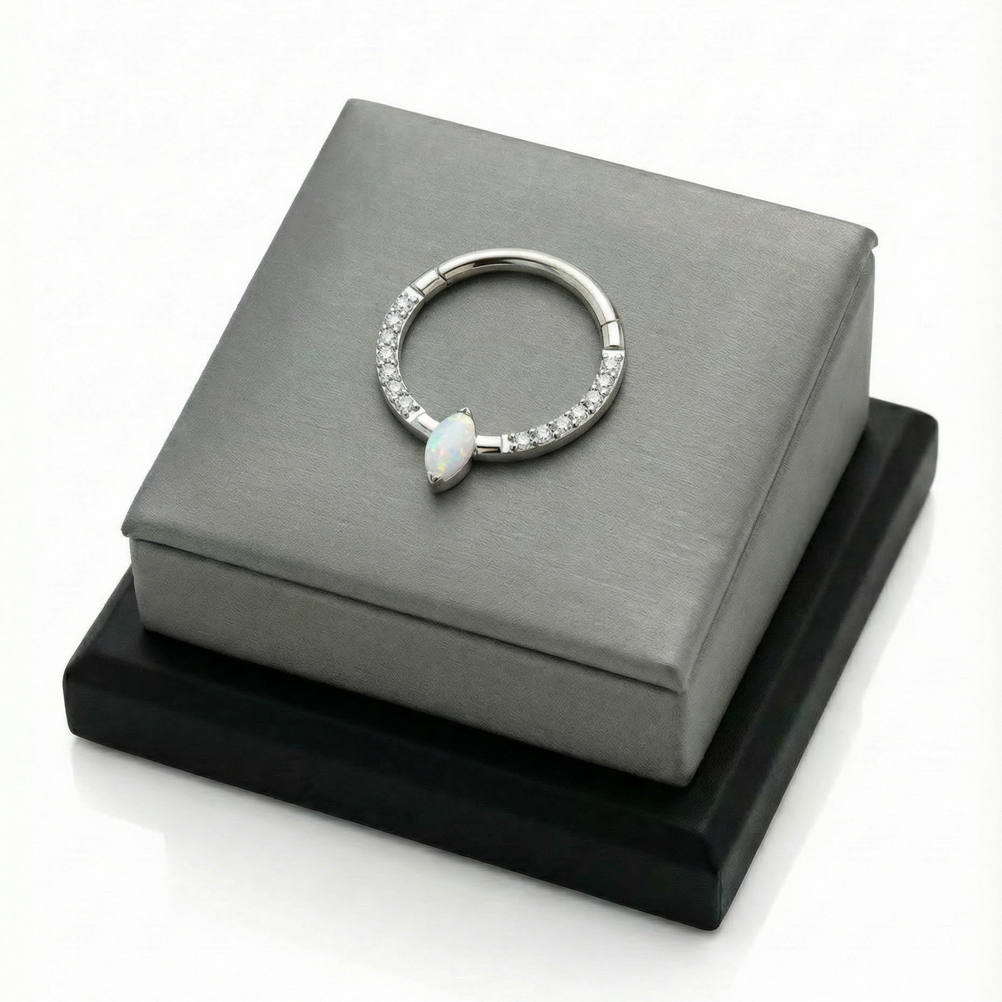 
                  
                    Argola com Opala Marquise – Clicker Titânio ASTM
                  
                