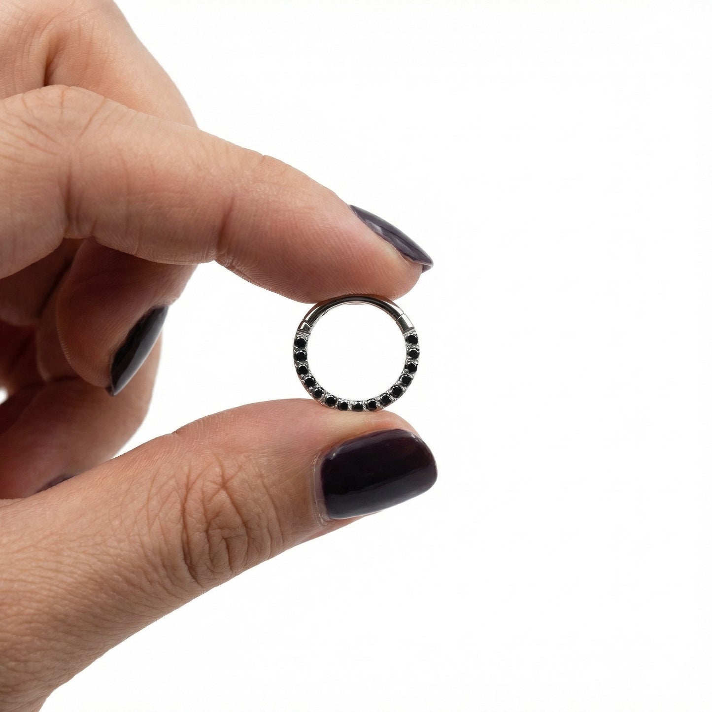 
                  
                    argola com zirconias black em titanio
                  
                