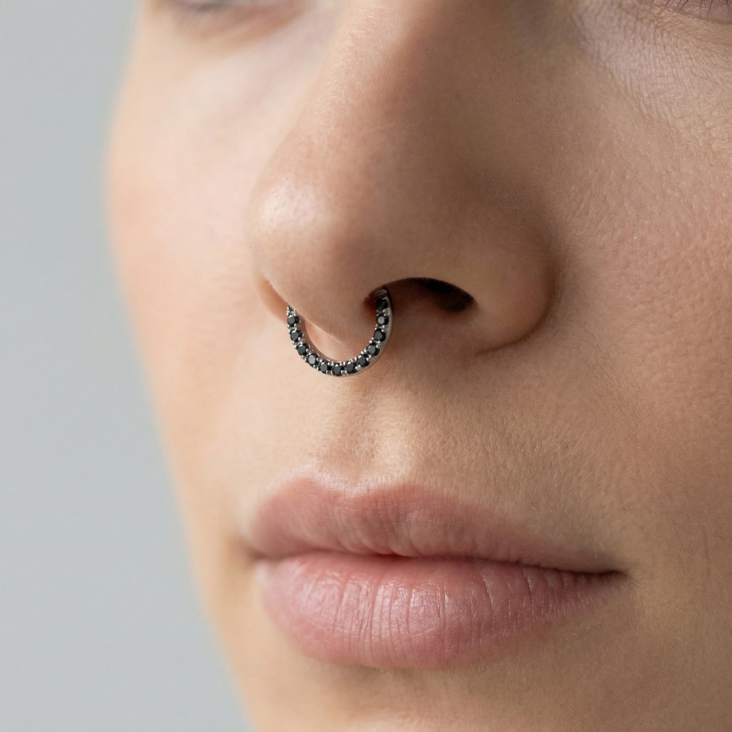 
                  
                    argola com zirconias black em titanio
                  
                