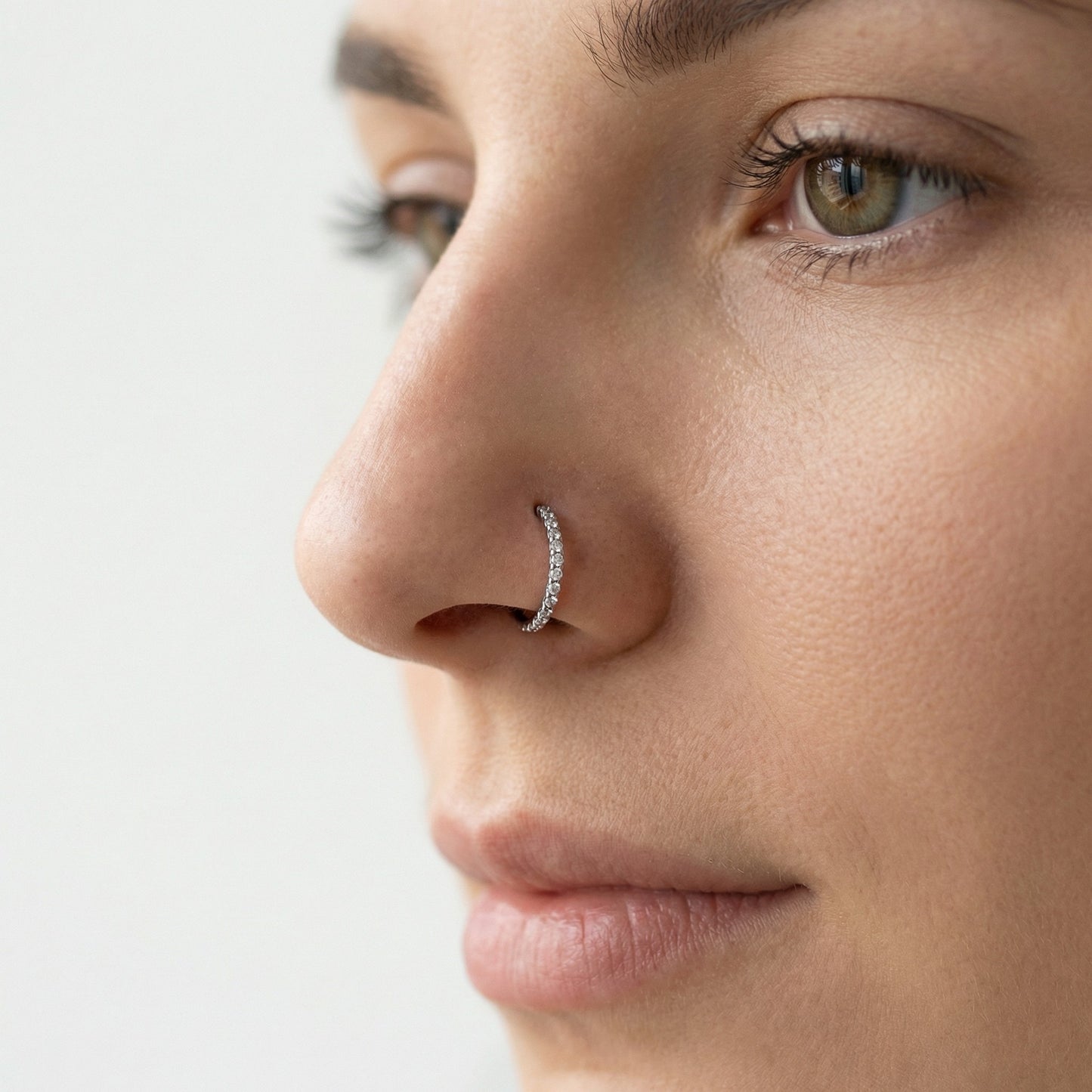 argola com zircónias frontais