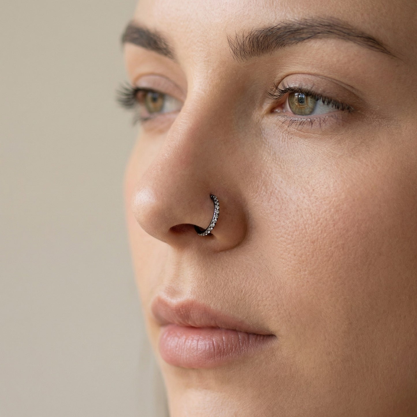 argola com zircónias frontais , em titanio para piercing nariz e orelha