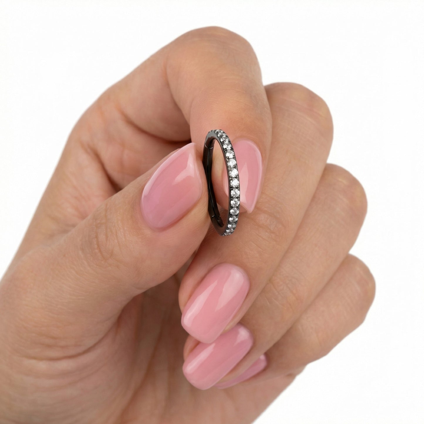 
                  
                    argola com zircónias frontais , em titanio para piercing nariz e orelha
                  
                