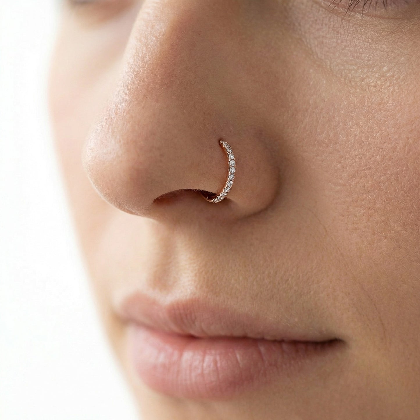 argola com zircónias frontais rose gold, piercing nariz e orelha