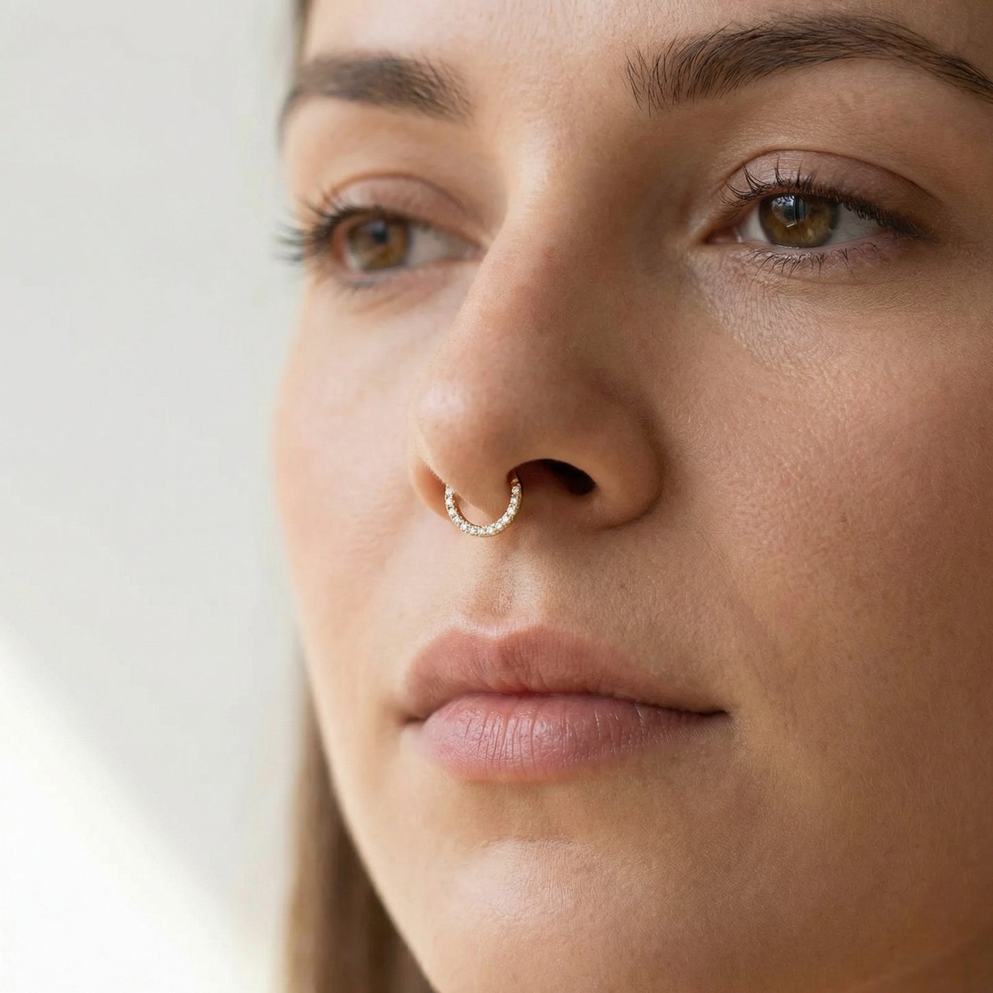 argola com zircónias gold